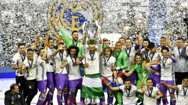 彻底爆发！勇士全队怒怼裁判，库里遭对手恶劣犯规引发强烈抗议