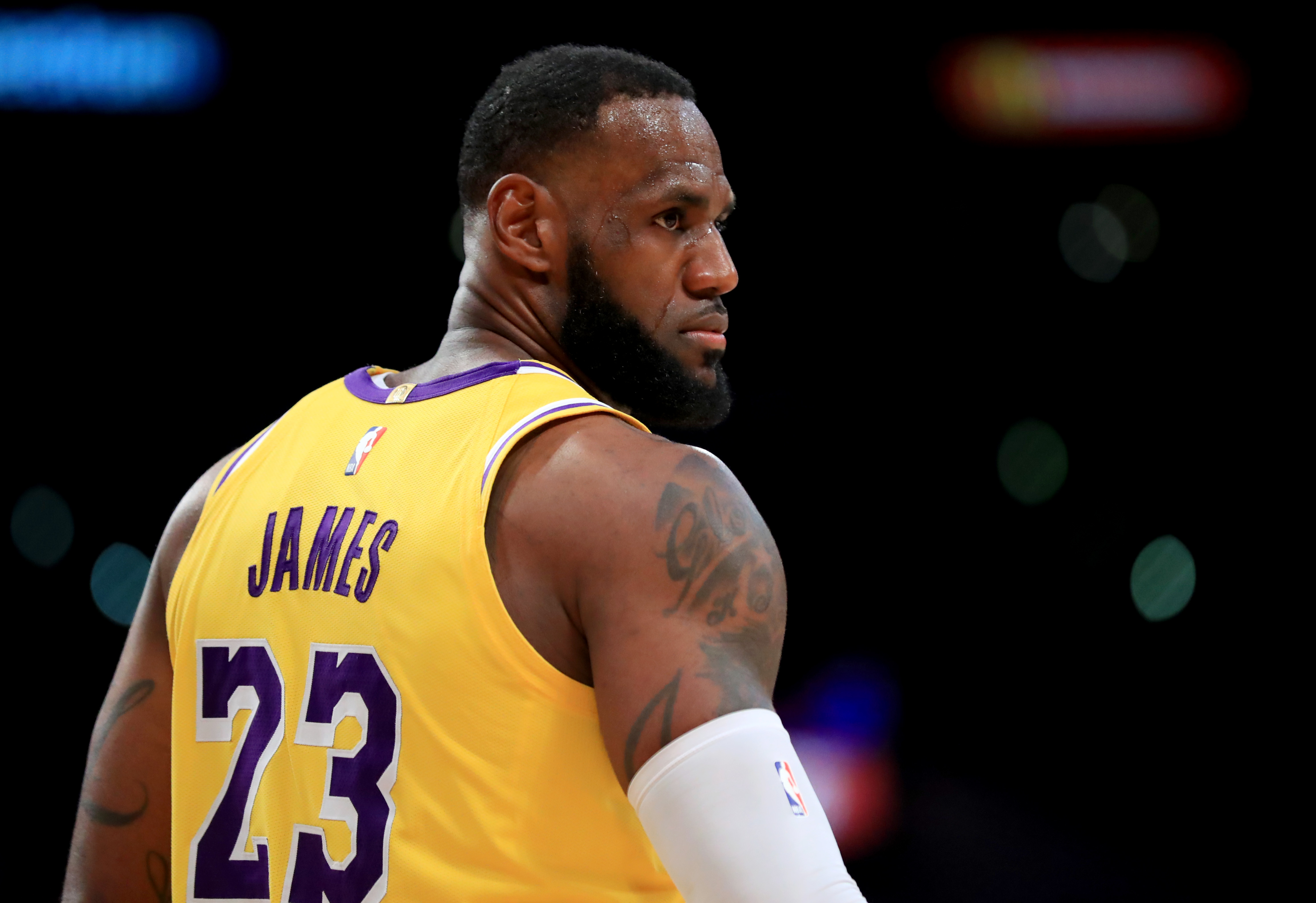 生猛！21岁小将替补梅开二度，后脚跟写意破门+戏耍裤袜