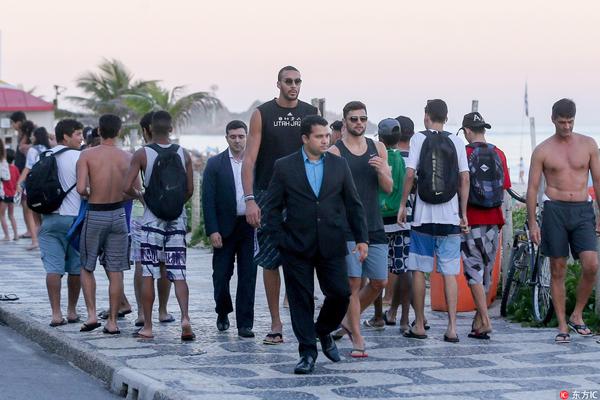 滑雪摔断腿，竟意外帮我完成了界外狂潮的LOGO设计？