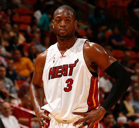 这也能盖到！🤯东契奇急停虚晃后仰中投 阿门高高跃起还是帽到